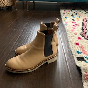 Everlane Italian leather Chelsea boot size 8